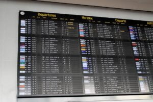 Real time flight information on an airports splitflap board