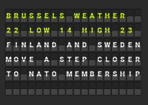 Eerste klas split-flap TV-simulator met real-time nieuws en weer