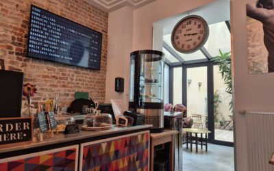 Café Des Voyageurs Brussels: Retro Charm, Split-Flap Display & Travel Stories Near the Museum