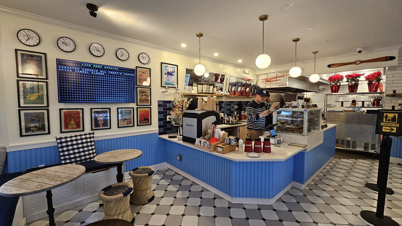 LAvion Café is an aviation theme coffee shop in New York City